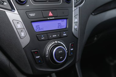 Novosibirsk, Rusya 22 Ekim 2020: Hyundai Santa fe, koşullandırıcı ve hava akışı kontrolü 