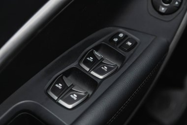 Novosibirsk, Rusya 22 Ekim 2020: Hyundai Santa fe, modern otomobilin içi. Yan kapı düğmeleri: pencere, ayna ayarlama düğmeleri, kapı kilidi. Araba içeride.. 