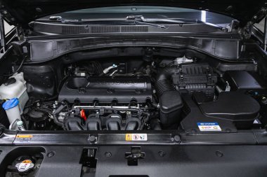 Novosibirsk, Rusya 22 Ekim 2020: Hyundai Santa fe, arabanın kaputunun altında. Güçlü motor kapanışı. Temiz motor bloğu. 
