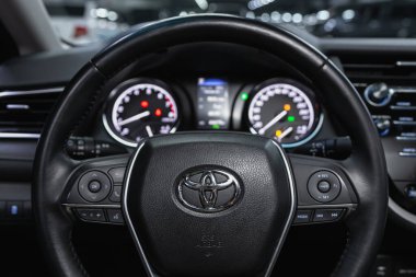 Novosibirsk, Rusya 22 Ekim 2020: Toyota Camry, Auto Interior: Logo, hız göstergesi ve taktik ölçeri olan direksiyon