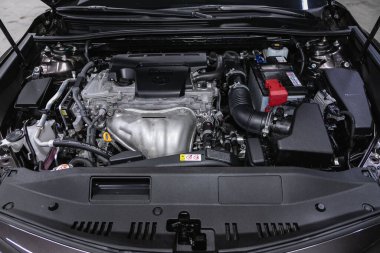 Novosibirsk, Rusya 22 Ekim 2020: Toyota Camry, arabanın kaputunun altında. Güçlü motor kapanışı. Temiz motor bloğu. 