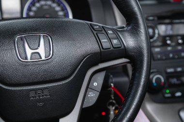 Novosibirsk, Rusya 22 Ekim 2020: Honda CR-V, ses kontrol düğmesi olan modern bir arabanın içi 