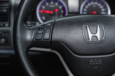 Novosibirsk, Rusya 22 Ekim 2020: Honda CR-V, ses kontrol düğmesi olan modern bir arabanın içi 