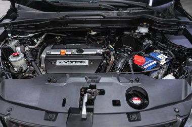 Novosibirsk, Rusya 22 Ekim 2020 Honda CR-V, arabanın kaputunun altında. Güçlü motor kapanışı. Temiz motor bloğu. 