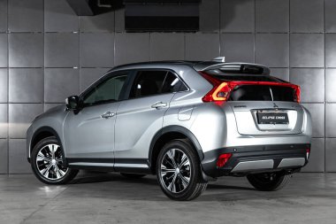Novosibirsk, Rusya 26 Ekim 2020: gümüş Mitsubishi Eclipse Cross, arka görüş. Japonya 'da park alanında yapılan modern bir geçişin fotoğrafları. 