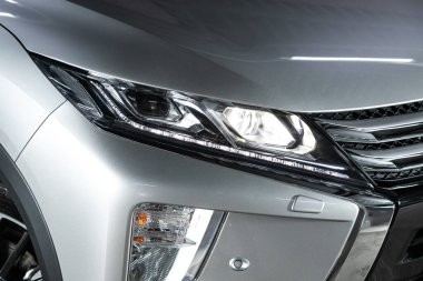 Novosibirsk, Rusya 26 Ekim 2020: Mitsubishi Eclipse Cross, arabanın önü. Gümüş araba farları 
