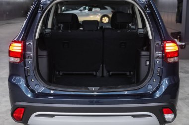 Novosibirsk, Rusya 26 Ekim 2020: Mitsubishi Outlander, Temiz, boş bir bagajı var.