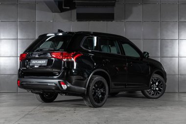 Novosibirsk, Rusya 26 Ekim 2020: siyah Mitsubishi Outlander, arka görüş. Japonya 'da park alanında yapılan modern bir geçişin fotoğrafları. 
