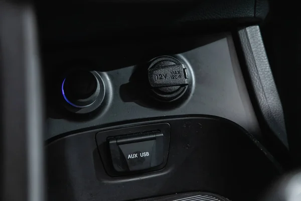 2020年10月22日 俄罗斯诺沃西比尔斯克 现代圣塔夫 汽车充电闭锁 打火机 通常指连接器 — 图库照片