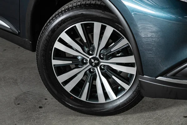 Novoszibirszk Oroszország Október 2020 Mitsubishi Outlander Close Car Wheel Car — Stock Fotó