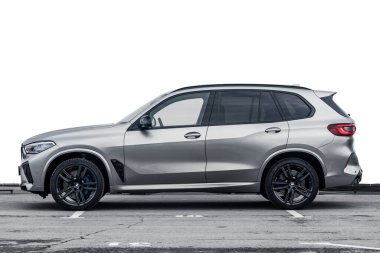 Novosibirsk, Rusya 20 Ekim 2020: gümüş BMW X5 M, yan görüş. Tasarımınız için beyaz arka planda Almanya 'da yapılmış pahalı bir cip. 
