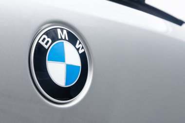 Novosibirsk, Rusya 20 Ekim 2020: BMW X5 M, gümüş renkli bir arabanın üzerinde parlak BMW logosu 