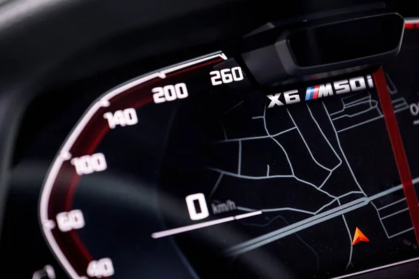 2020年10月20日 俄罗斯Novosibirsk 宝马X6 汽车仪表盘上的标志和符号 汽车速度计和速度计的特写 汽车内部 — 图库照片