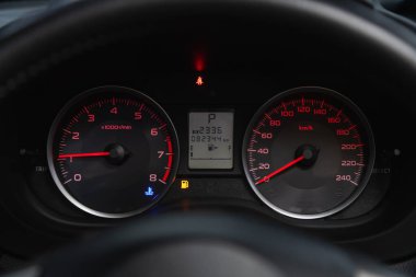 Novosibirsk, Rusya 23 Ekim 2020: Subaru Forester, Alet otomobil panelini kilometre sayacı, kilometre sayacı, takometre, yakıt seviyesi ile kapatın 