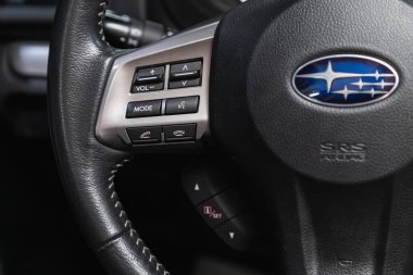 Novosibirsk, Rusya 23 Ekim 2020: Subaru Forester, ses kontrol düğmesi olan modern bir arabanın içi 