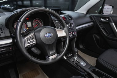 Novosibirsk, Rusya 23 Ekim 2020: Subaru Forester, kokpit iç kabin detayları, hız göstergesi ve taktik ölçer. Siyah deri iç döşeme 