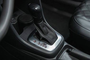 Novosibirsk, Rusya 25 Ekim 2020: Volkswagen Polo, Araba Detaylandırması. Otomatik iletim kolu vardiyası. 