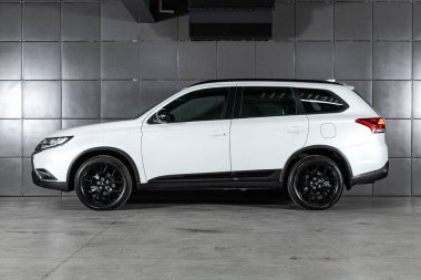 Novosibirsk, Rusya 25 Ekim 2020: beyaz Mitsubishi Outlander, yan görüş. Japonya 'da park alanında yapılan modern bir geçişin fotoğrafları. 
