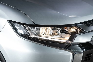 Novosibirsk, Rusya, 25 Ekim 2020: Mitsubishi Outlander, Detaylı ışık, yeni arabanın yakını. Dış detay  