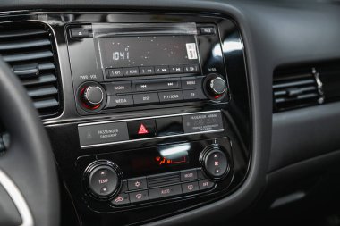 Novosibirsk, Rusya 25 Ekim 2020: Mitsubishi Outlander, radyo, oyuncu ve kontrol düğmesi olan siyah bir panele yakın çekim 