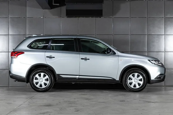 러시아 노보시비르스크 2020 Silver Mitsubishi Outlander Side View 일본에서 주차장에 — 스톡 사진