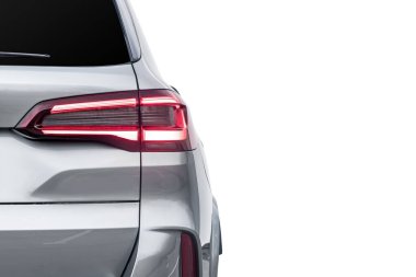 Gümüş renkli bir arabanın arkası: tampon, bagaj kapağı, arka beyaz arka planda stop lambası. Reklam endüstrisi için hazırlan. Yeni araba konsepti