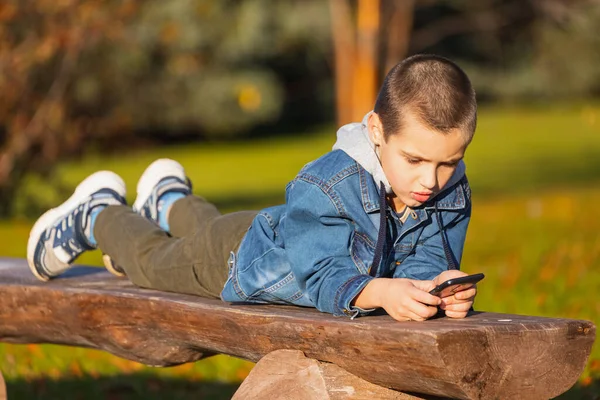 Menino Criança Jogando Jogos Para Celular Smartphone Parque Engraçado Menino — Fotografia de Stock