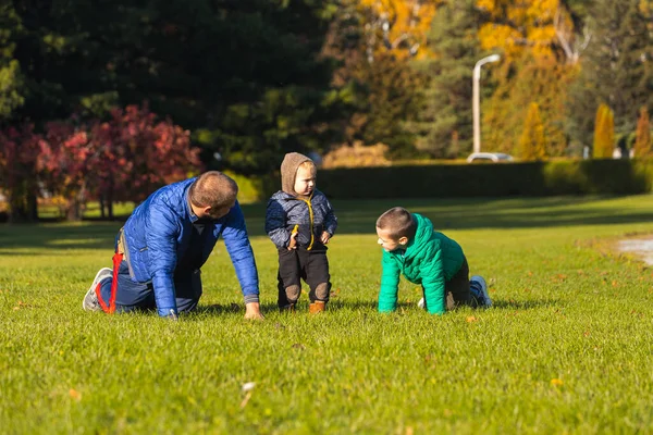 Boldog Fiatal Apa Játszik Vele Baba Fia Egy Parkban Zöld — Stock Fotó