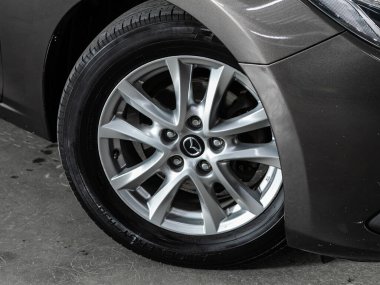 Novosibirsk, Rusya 23 Ekim 2020: Mazda 3, tampon, alaşım tekerleği, kırılan araba 