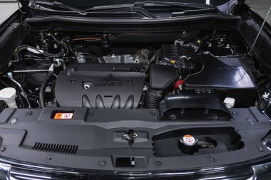 Novosibirsk, Rusya 23 Ekim 2020: Mitsubishi Outlander, arabanın kaputunun altında. Güçlü motor kapanışı. Temiz motor bloğu. 