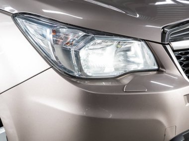 Novosibirsk, Rusya, 23 Ekim 2020: Subaru Forester, yeni arabanın ayrıntılı ışığı. Dış detay  