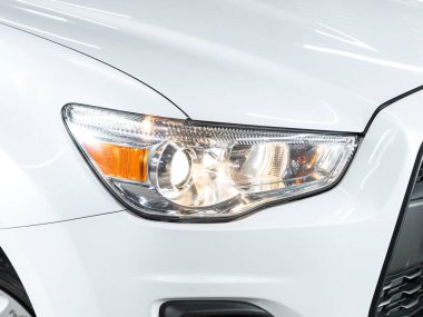 Novosibirsk, Rusya, 23 Ekim 2020: Mitsubishi ASX, yeni arabanın ayrıntılı ışığı. Dış detay  