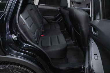 Novosibirsk, Rusya 23 Ekim 2020: Mazda CX-5, siyah tekstil yolcuları için arka koltuk. Rahat vagon içeride. 