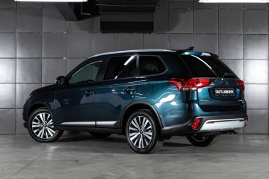Novosibirsk, Rusya 23 Ekim 2020: mavi Mitsubishi Outlander, arka görüş. Japonya 'da otoparkta yeni bir kesişme yapılmış. 