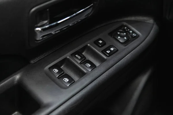 2020年10月23日 俄罗斯Novosibirsk 三菱外景汽车 Mitsubishi Outlander 一款新车门控面板的特写 扶手休息与窗口控制面板 门锁按钮 和镜像控制 — 图库照片