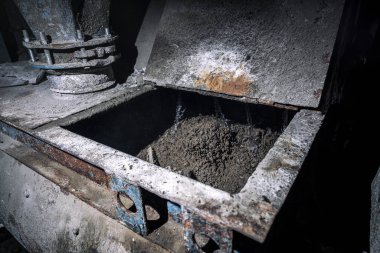 İnşaat alanında çimento döken beton karıştırıcı. Beton karıştırıcıyı kapat, çimento harcı karıştır.