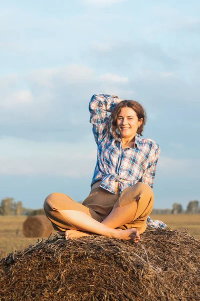 Happy Lifestyle Concept Beautiful Woman Enjoying Beautiful Weather Sitting Haystack — Stock Photo, Image