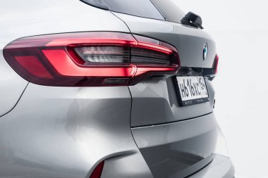 Novosibirsk, Rusya 20 Ekim 2020: BMW X5 M, arka lambaya yakın çekim, tampon, logolu tekerlek 