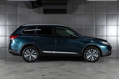 Novosibirsk, Rusya 26 Ekim 2020: mavi Mitsubishi Outlander, yan görüş. Japonya 'da otoparkta yeni bir kesişme yapılmış. 