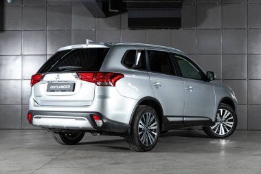 Novosibirsk, Rusya 26 Ekim 2020: gümüş Mitsubishi Outlander, arka görüş. Japonya 'da otoparkta yeni bir kesişme yapılmış. 