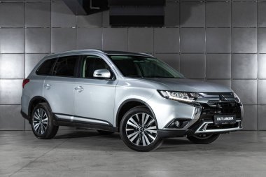 Novosibirsk, Rusya 26 Ekim 2020: gümüş Mitsubishi Outlander, ön manzara. Japonya 'da otoparkta yeni bir kesişme yapılmış. 