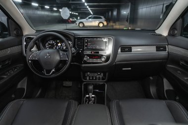 Novosibirsk, Rusya 26 Ekim 2020: Mitsubishi Outlander, yeni araba içeride. Arabanın içi temiz. gösterge paneli, oyuncu, direksiyon, gaz kolu, düğmeler, koltuklar.  