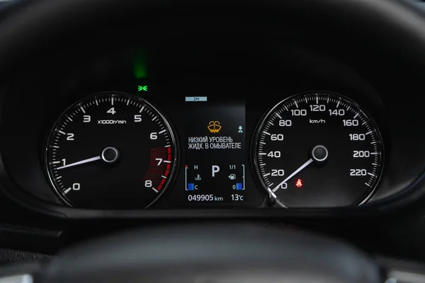 2020年10月26日 俄罗斯Novosibirsk 三菱Pajero Sport Mitsubishi Pajero Sport 汽车仪表盘被明亮的灯光照亮 速度计 圆形速度计 — 图库照片