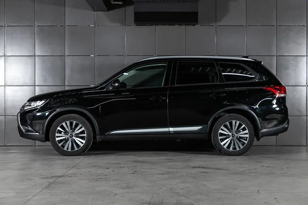 러시아 노보시비르스크 2020 Black Mitsubishi Outlander Side View 일본의 주차장에서 — 스톡 사진