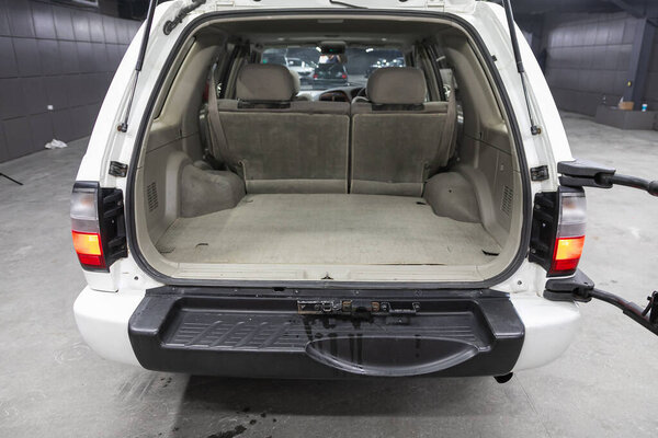 Новосибирск, Россия 16 ноября 2020: nissan terrano, clean, open empty trunk in the car suv