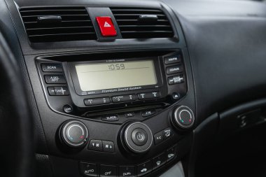 Novosibirsk, Rusya 16 Kasım 2020: Honda Accord, FM-alıcısı, CD, ses kontrol düğmeleri, şarkılar ve diğer tuşlar arasında arabadaki müziği kontrol etmek için geçiş 