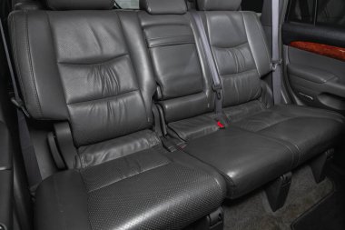 Novosibirsk, Rusya 16 Kasım 2020: Toyota Land Cruiser Prado, Comfort arabası içeride. Arabanın içi temiz: siyah arka koltuklar, başlıklar ve kemer. 