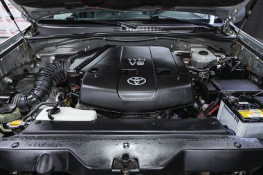 Novosibirsk, Rusya 16 Kasım 2020: Toyota Land Cruiser Prado, temiz bir motor bloğunun kapatılması, İçten yanmalı motor 