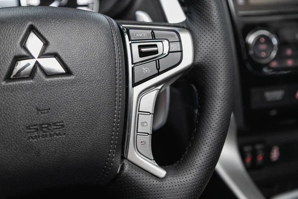 러시아어 Novosibirsk 2020 Mitsubishi Pajero Sport Black Steering Multifunction Button — 스톡 사진