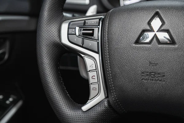 2020年11月16日 三菱Pajero Sport Mitsubishi Pajero Sport 一款具有多功能按钮用于快速控制的黑色方向盘 — 图库照片